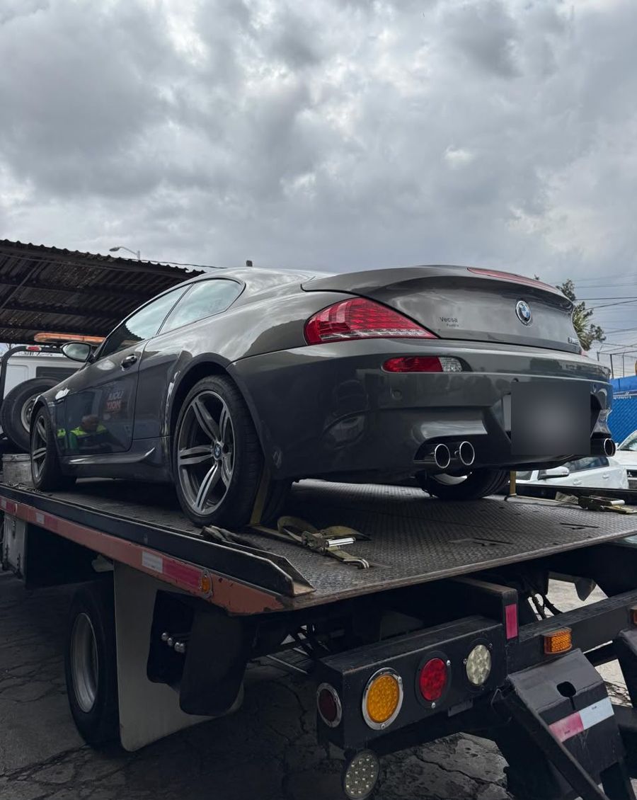 BMW llegando al taller en grúa