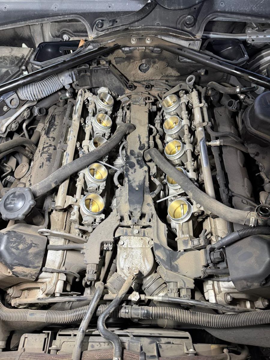 Motor V8 con cuerpos de aceleración en limpieza