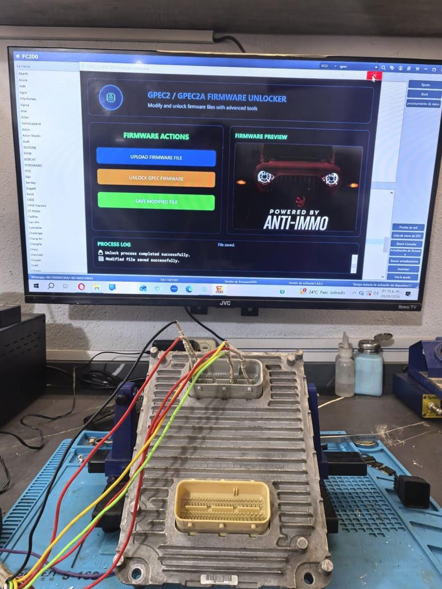 Programación de un módulo electrónico en el banco de trabajo