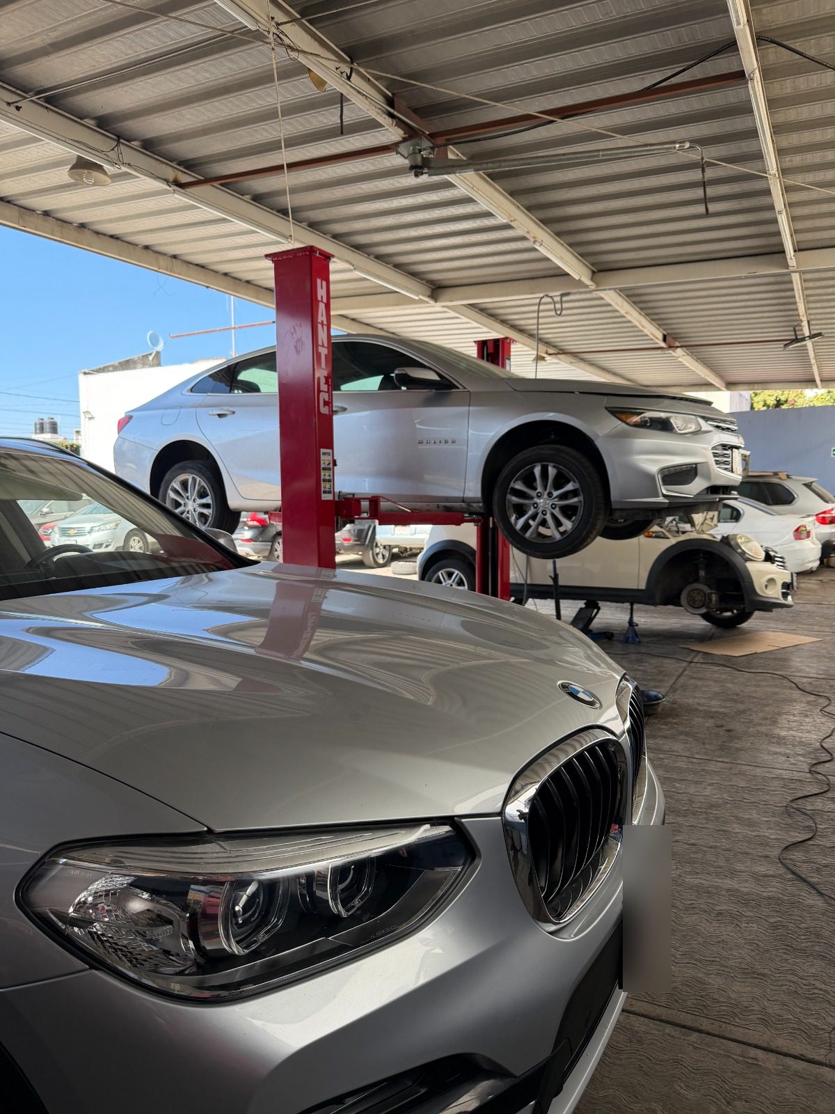 Autos en servicio dentro del taller Autolife