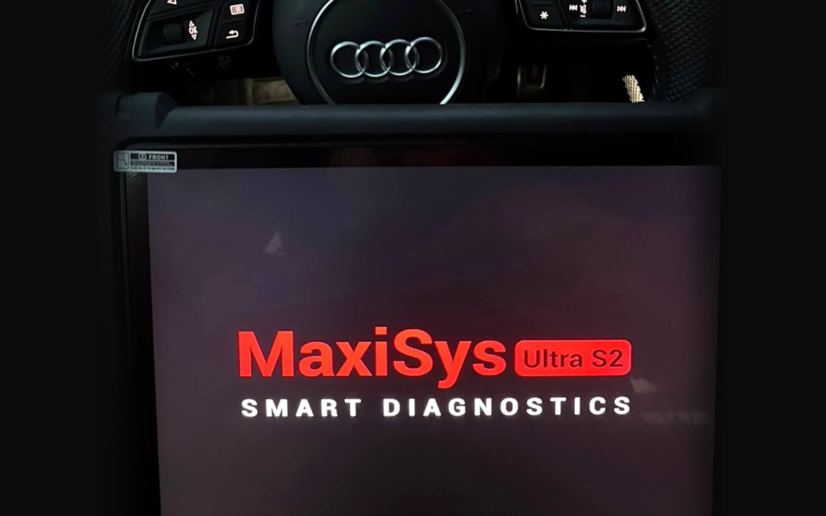 Escáner MaxiSys Ultra conectado a un Audi para diagnóstico computarizado