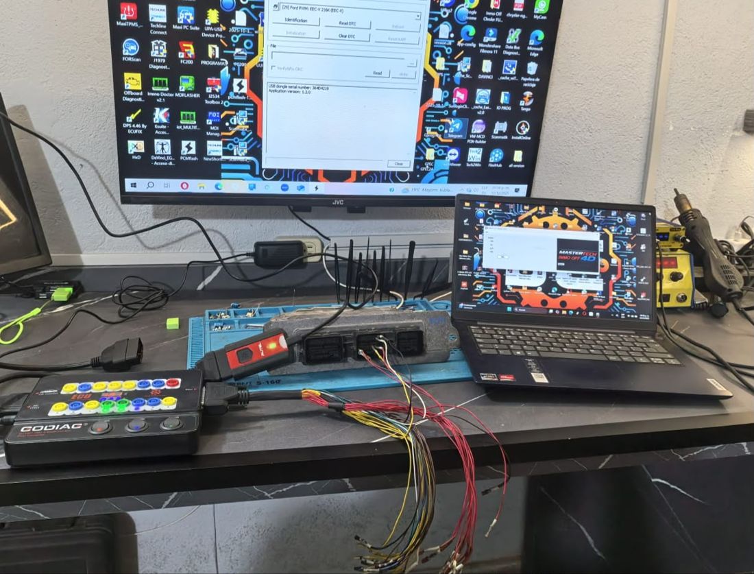 Programación de un módulo electrónico en el banco de trabajo
