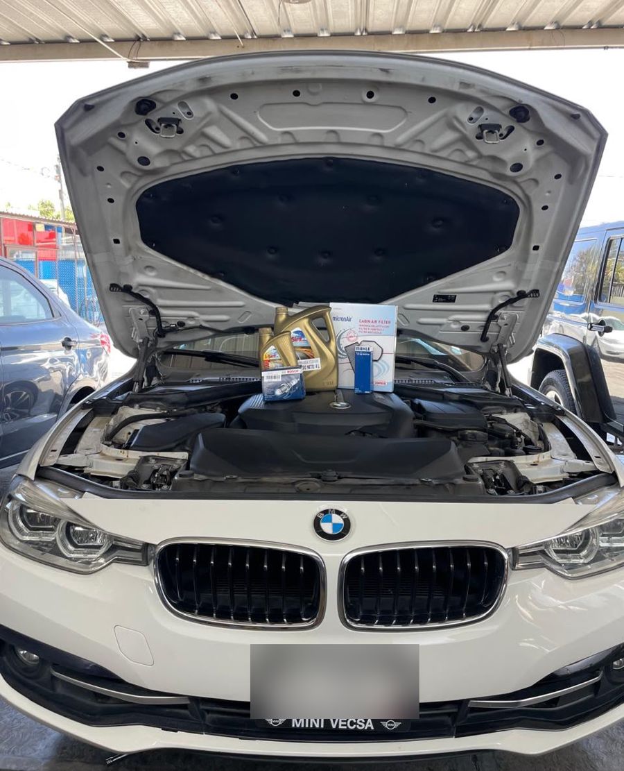 Servicio de afinación a un BMW con aceite y filtros nuevos